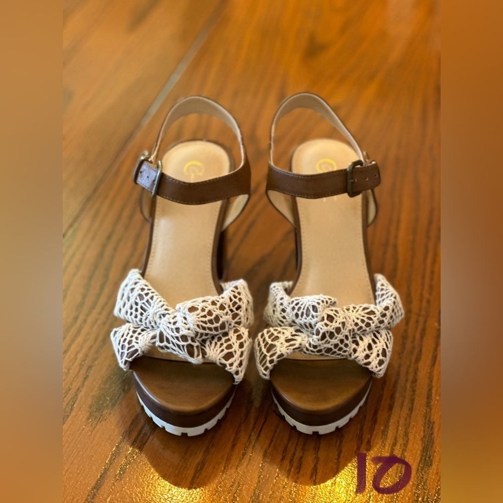 LADIES BROWN & WHITE CUTE HEELS